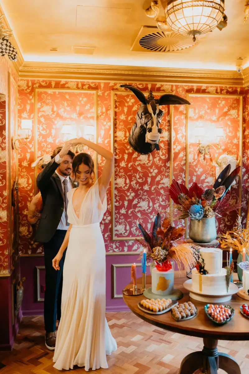 noivos dançando em casamento civil