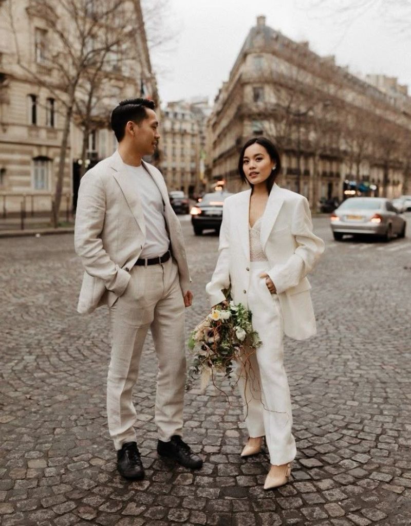 noivos posando para foto de casamento civil na rua