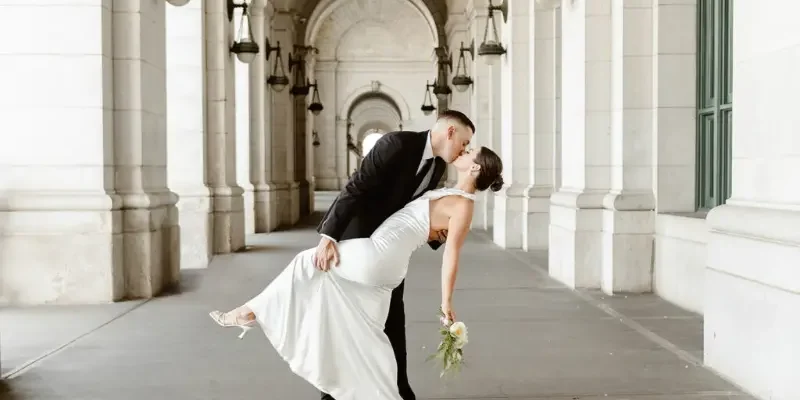 noivos se beijando em estação de trem para fotos de casamento civil