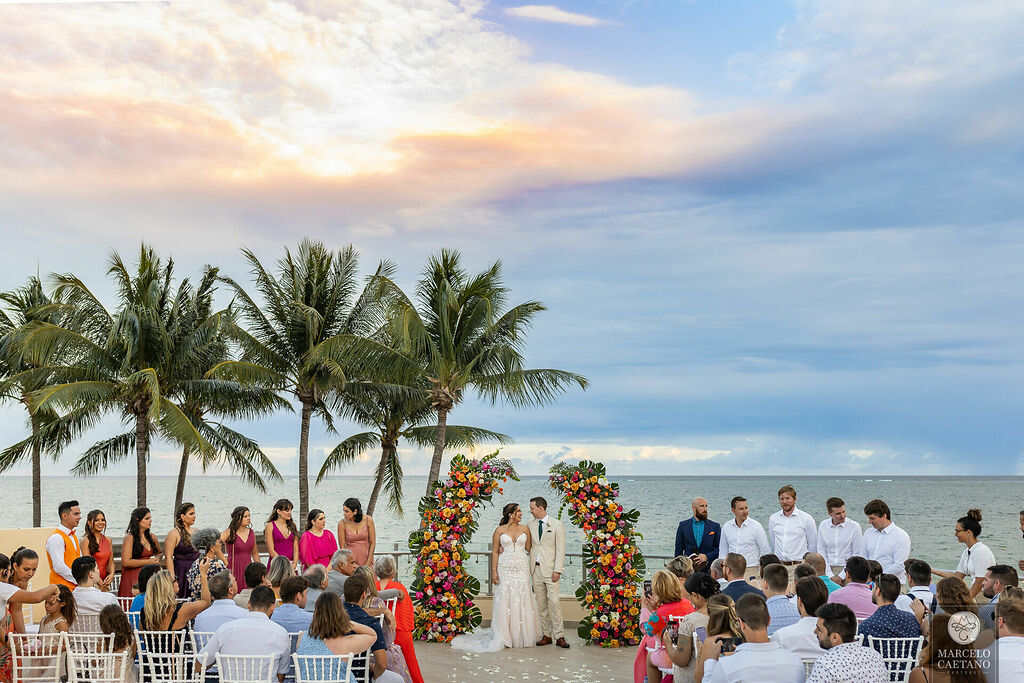 festa com altar floral colorido na praia