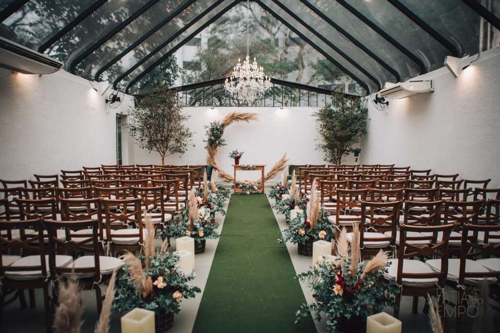 salão com tapete verde e altar boho