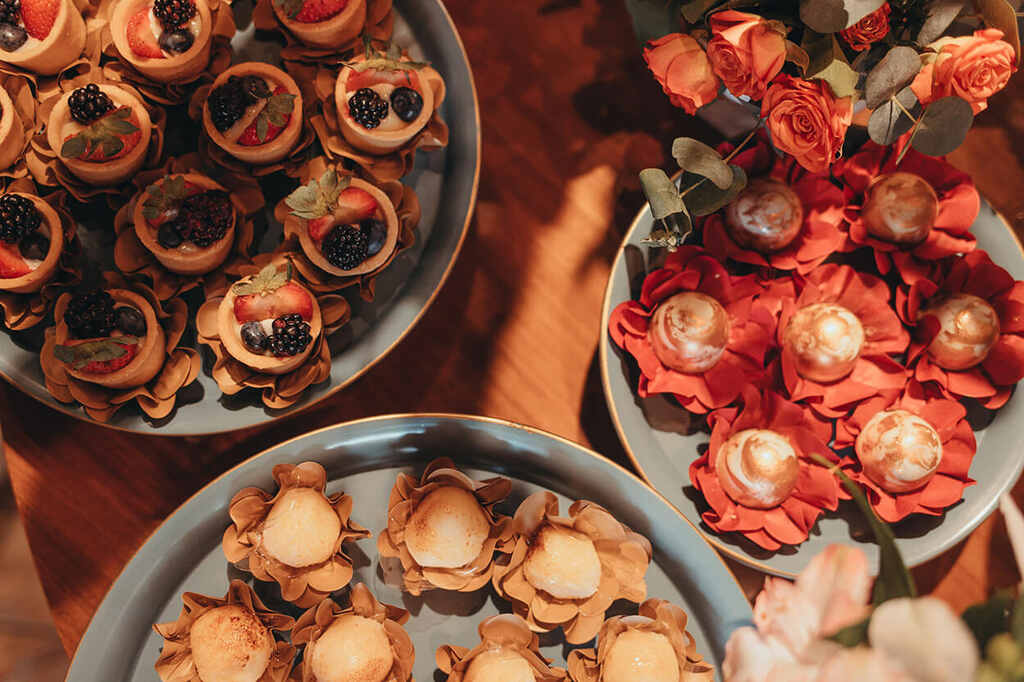 três bandejas com doces finos de casamento