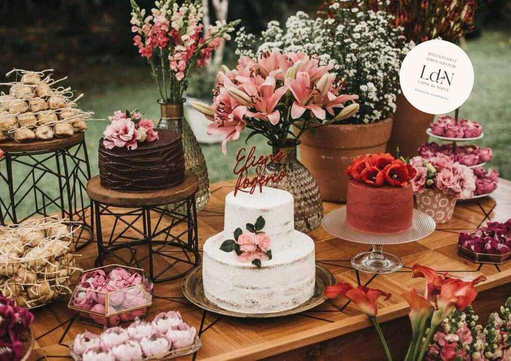 mesa com bolo e doces de casamento