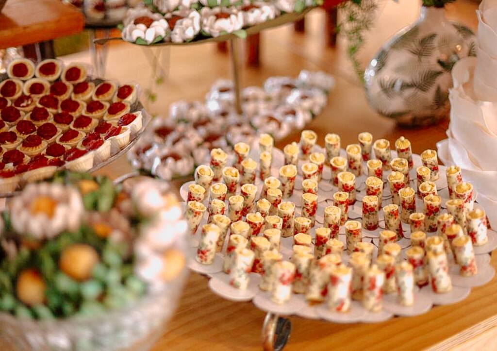 bandejas com doces finos para casamento