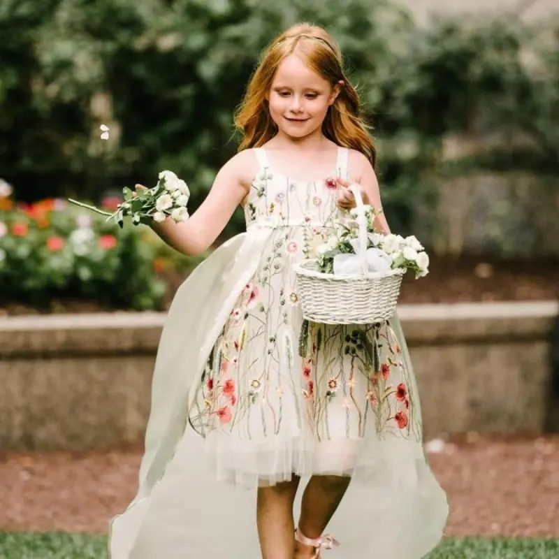 entrada de florista em cortejo de casamento