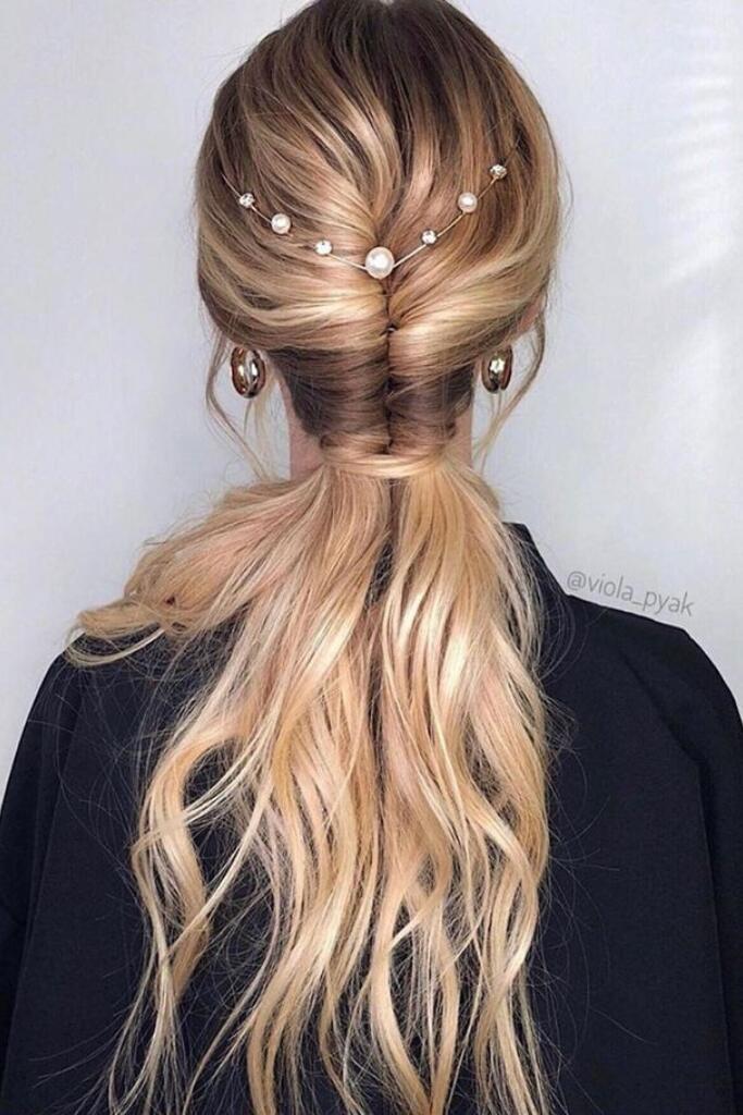 penteado para madrinhas com rabo de cavalo com pérolas