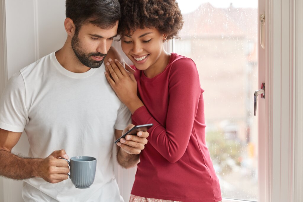 casal olhando no celular