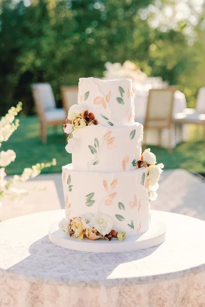 bolo de casamento de três andares com folhas