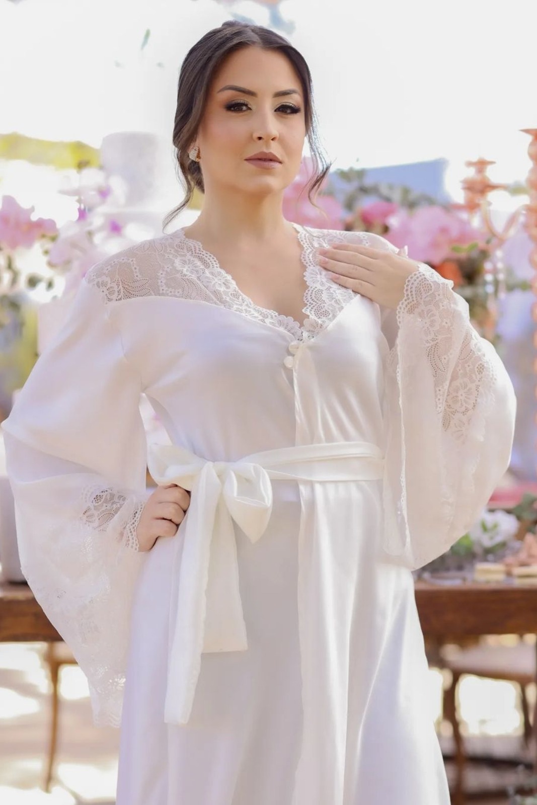 noiva com robe branco com renda