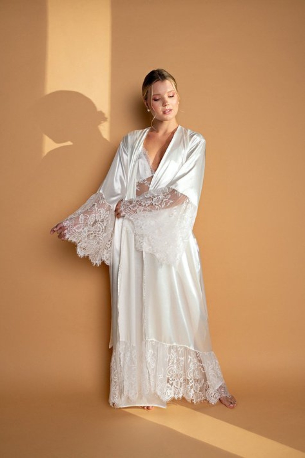 noiva com robe branco com renda