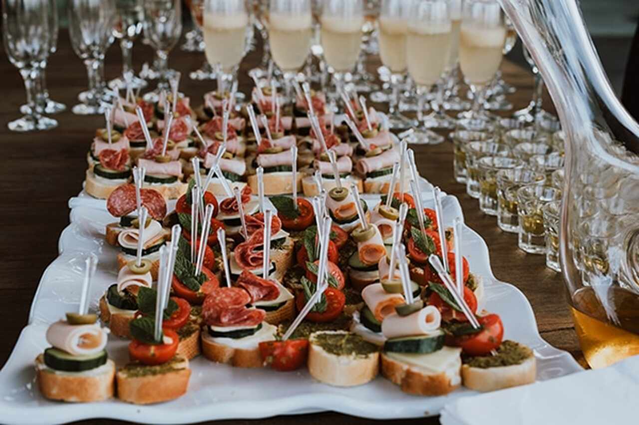 Mesa com diferentes tipos de canapés