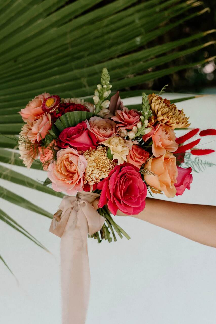 Buquê tropical com rosas e folhas verdes