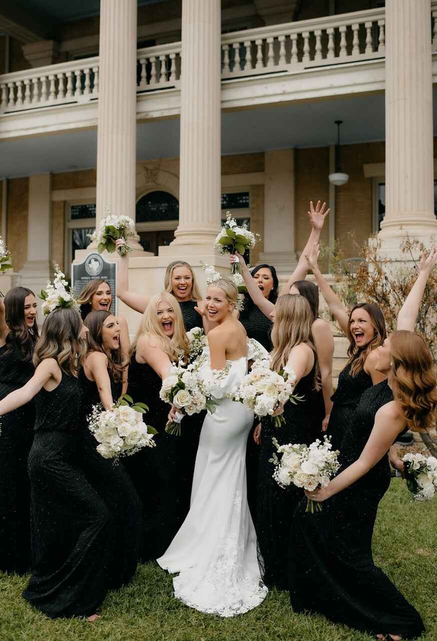 Madrinhas em vestidos pretos celebram com a noiva