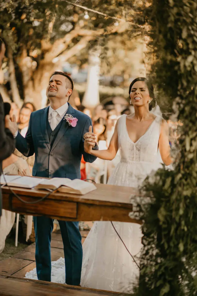 noivos cantando durante casamento evangélico