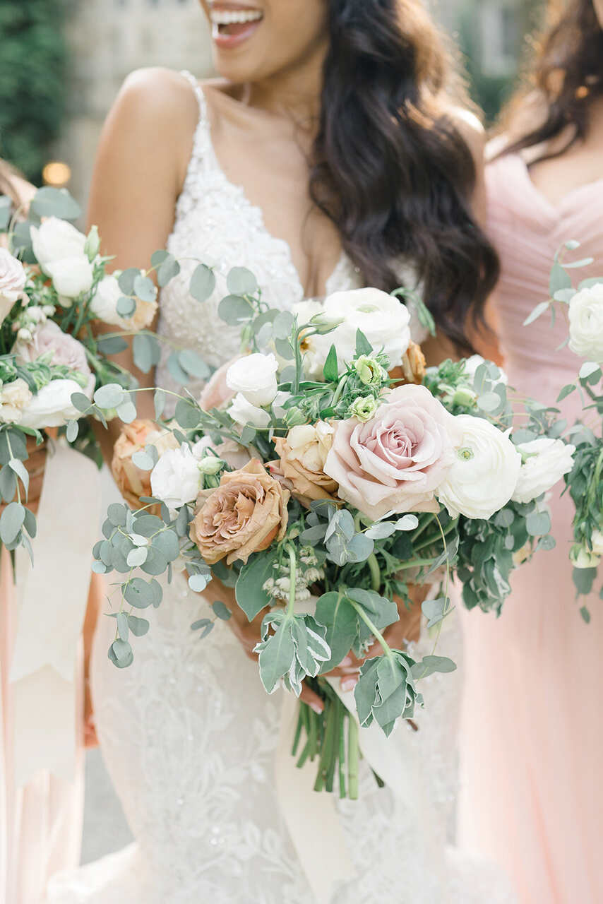 Buquês florais em tons neutros com folhagens