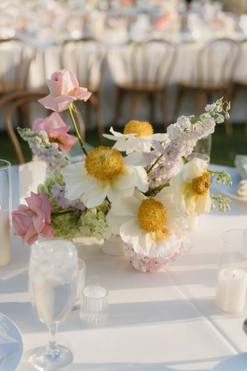 Um casal em um ambiente romântico com decoração floral delicada e vibrante