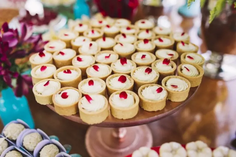 tarteletes em mesa de doces para casamento