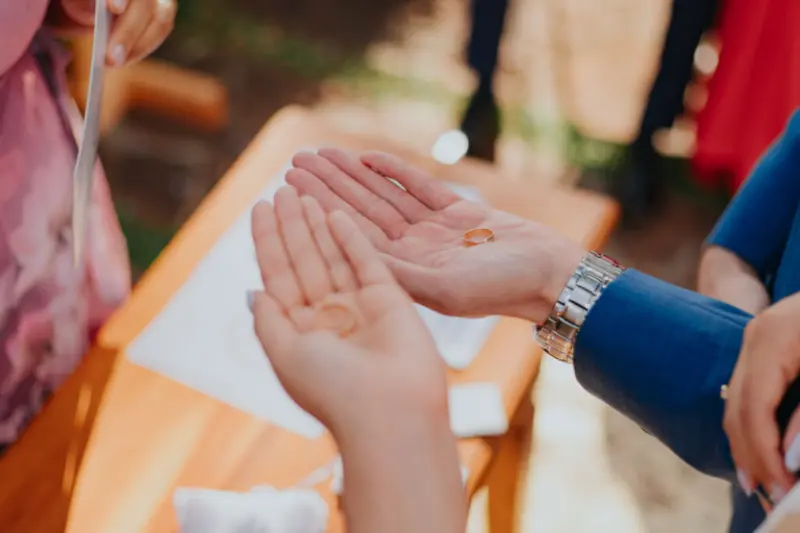 alianças de casamento sendo abençoadas por pastor 