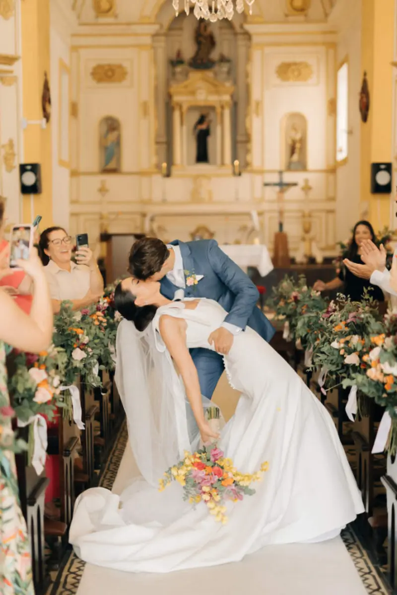 beijo dos noivos ao final de cerimônia na igreja