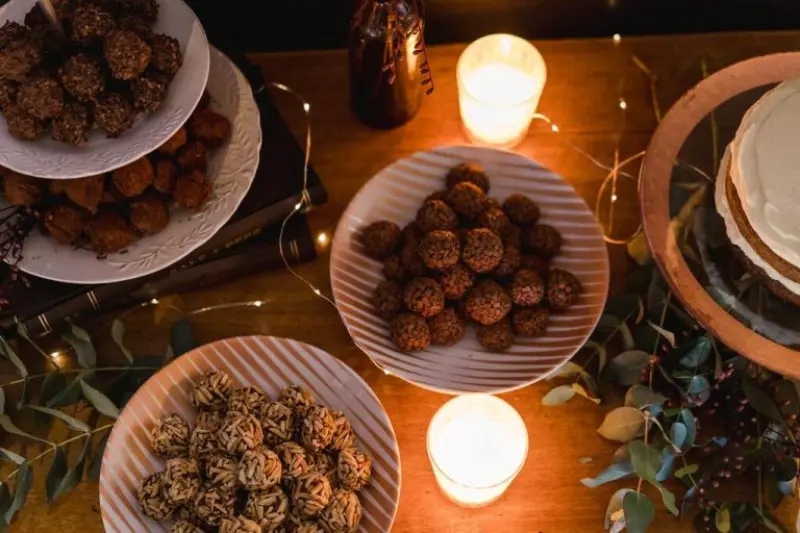 brigadeiros colocados em pratos