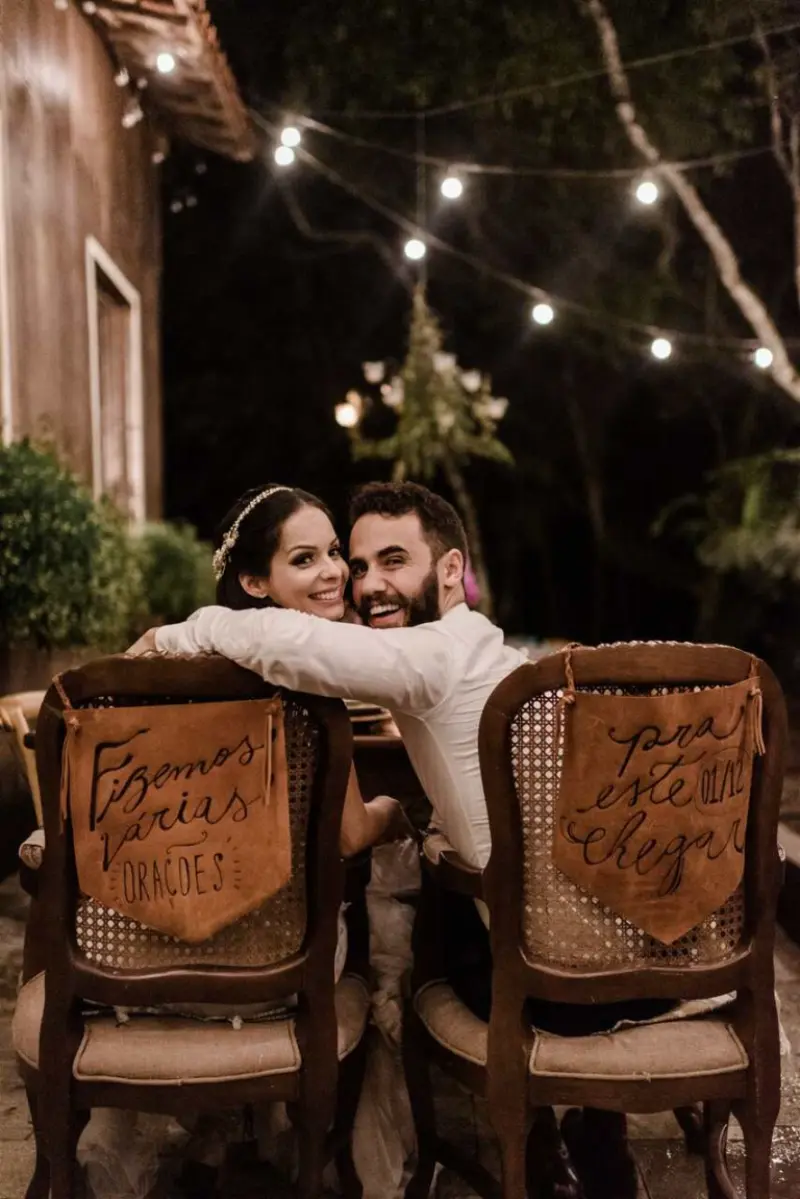 cadeiras dos noivos no casamento da Marcela Taís