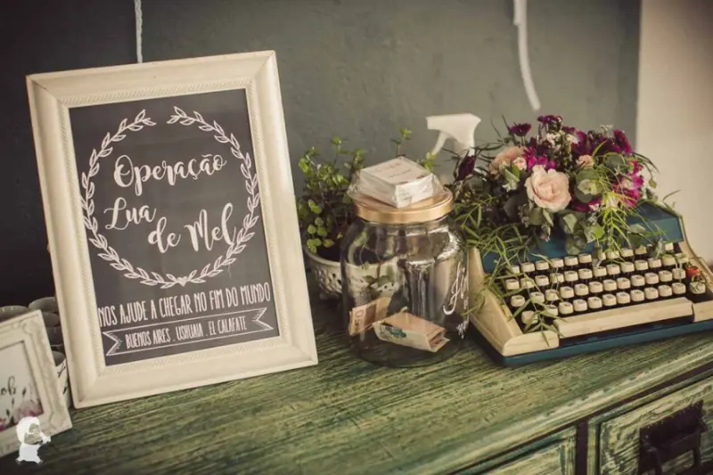 cantinho decorado para depositar o dinheiro da gravata