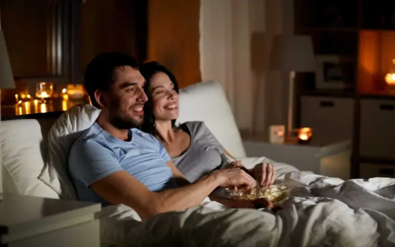 casal assistindo filme