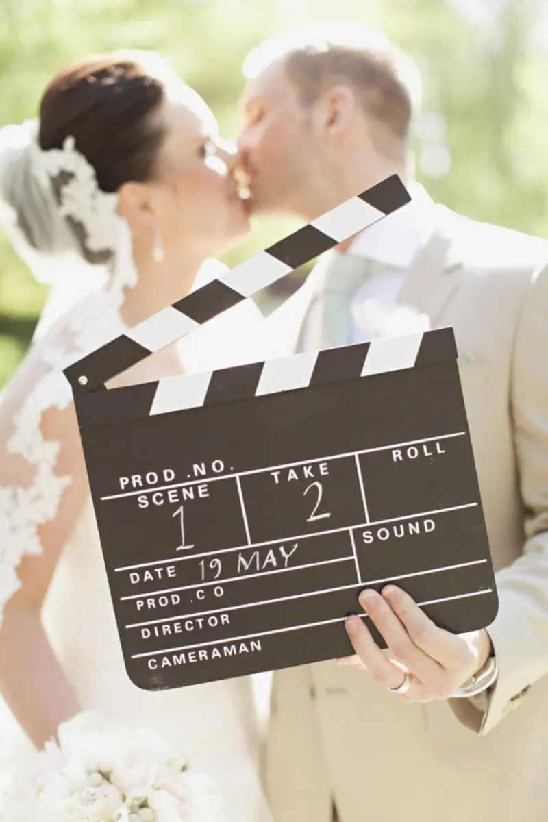 casal com claquete de cinema