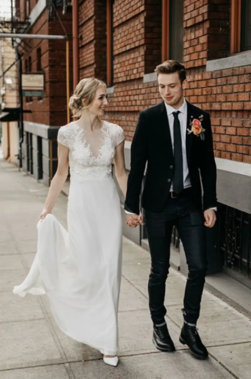 casal de noivos minimalistas urbanos