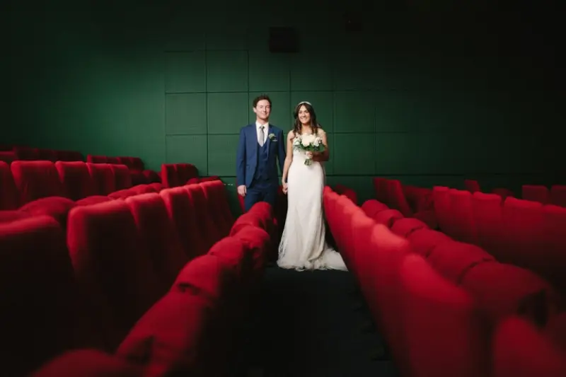 casal de noivos no cinema