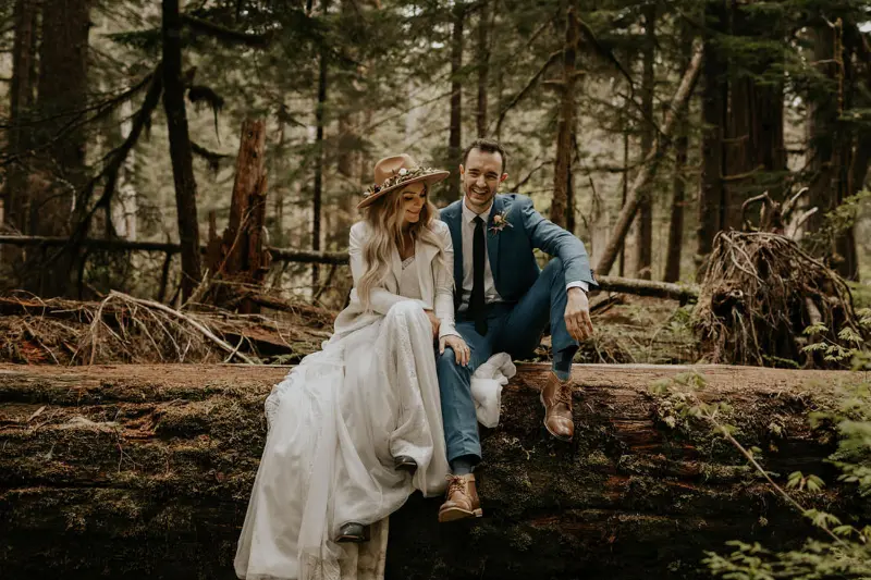 casal sentado no tronco de árvore