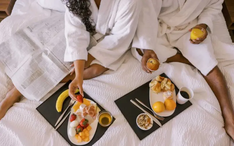 casal tomando café da manhã em hotel
