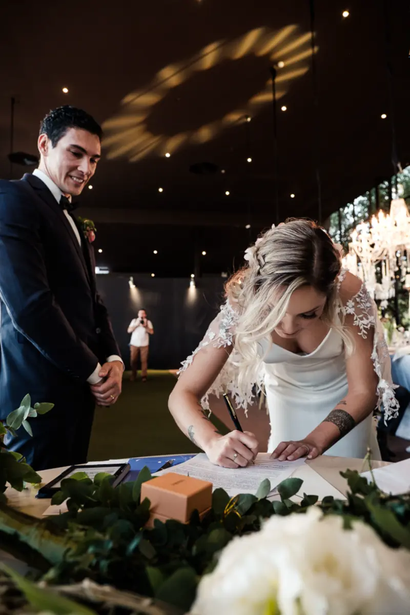 casamento civil noiva assinando documento