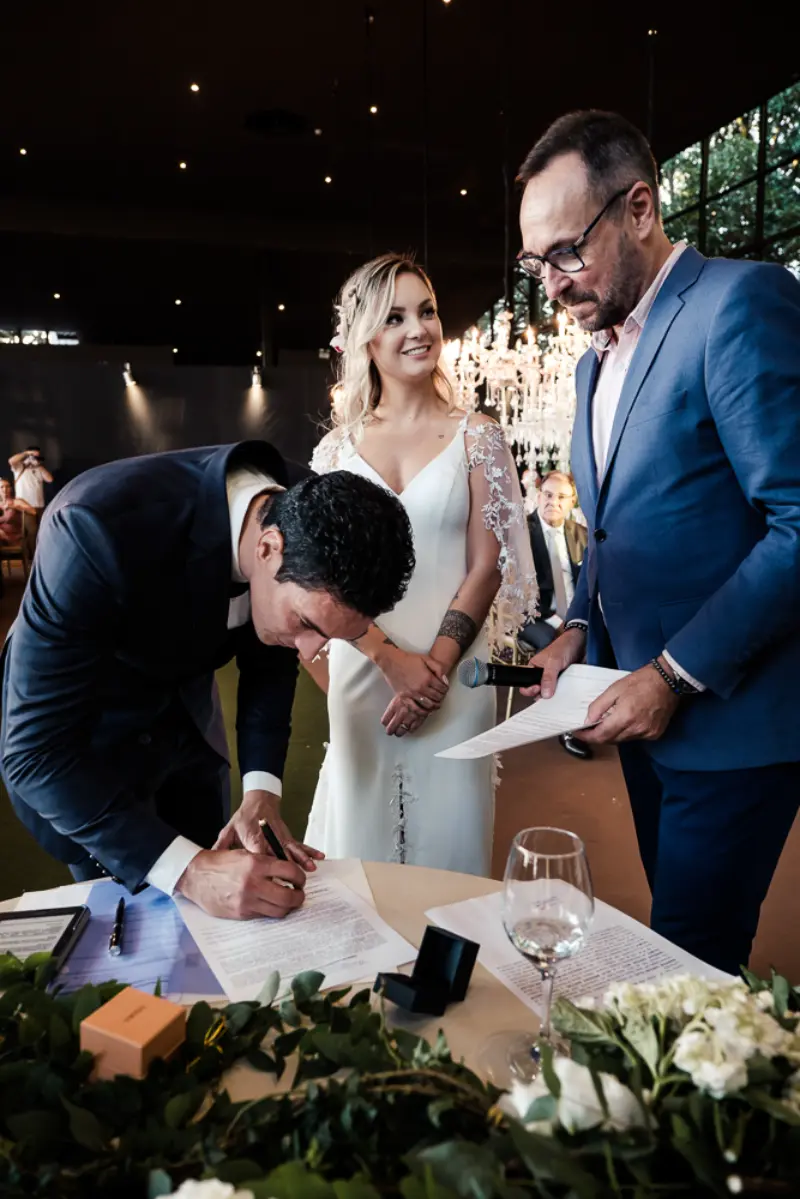 casamento civil noivo assinando documento