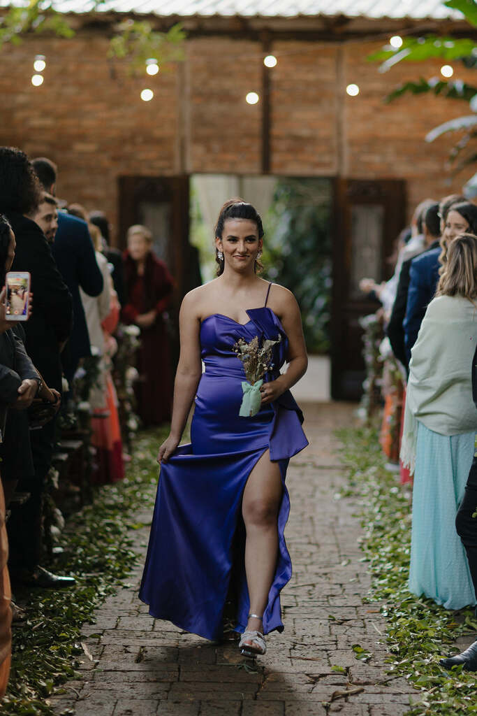 entrada da madrinha com vestido roxo