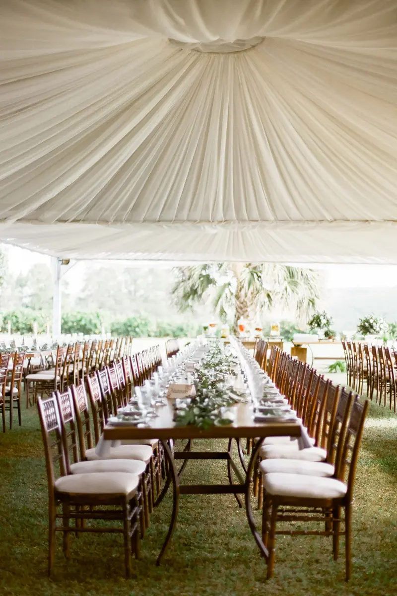 casamento na fazenda minimalista com tenda e mesas comunitárias