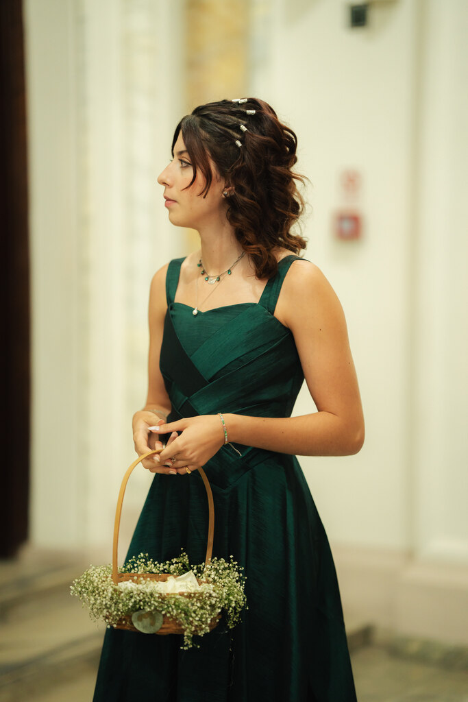 demoiselle com vestido verde e e cesta de flores