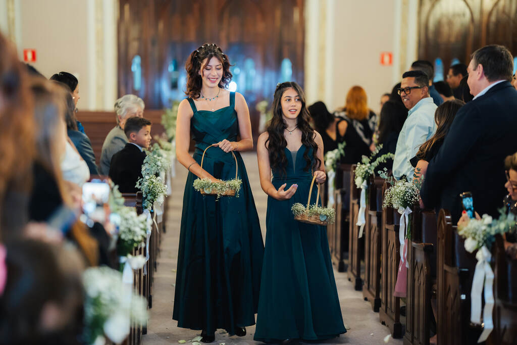 entrada das daminhas com vestidos verdes