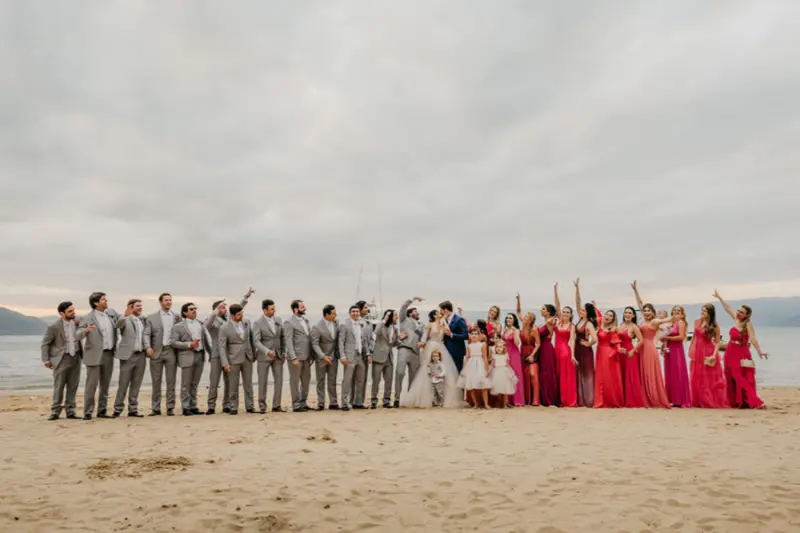 casamento na praia com padrinhos e noivos