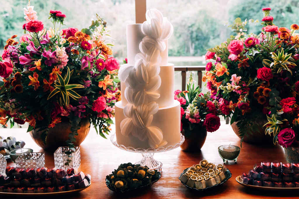 mesa do bolo de casamento rosa