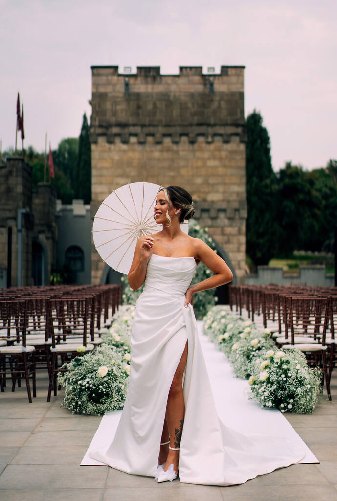 mulher com vestido de noiva