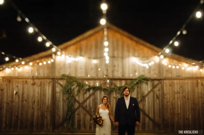 casamento rústico boho no celeiro durante a noite