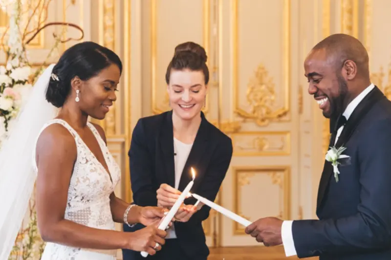 noivos segurando velas em cerimônia de casamento