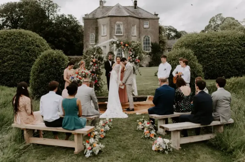 cerimônia de casamento no jardim de dia
