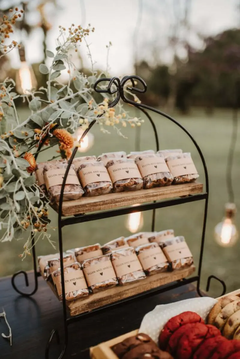 cookies em mesa de bolo de casamento