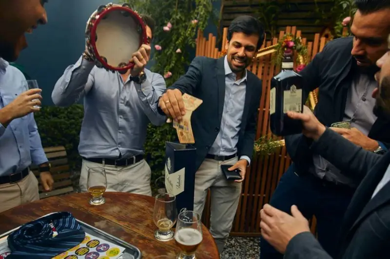 corte de gravata do noivo em festa de casamento