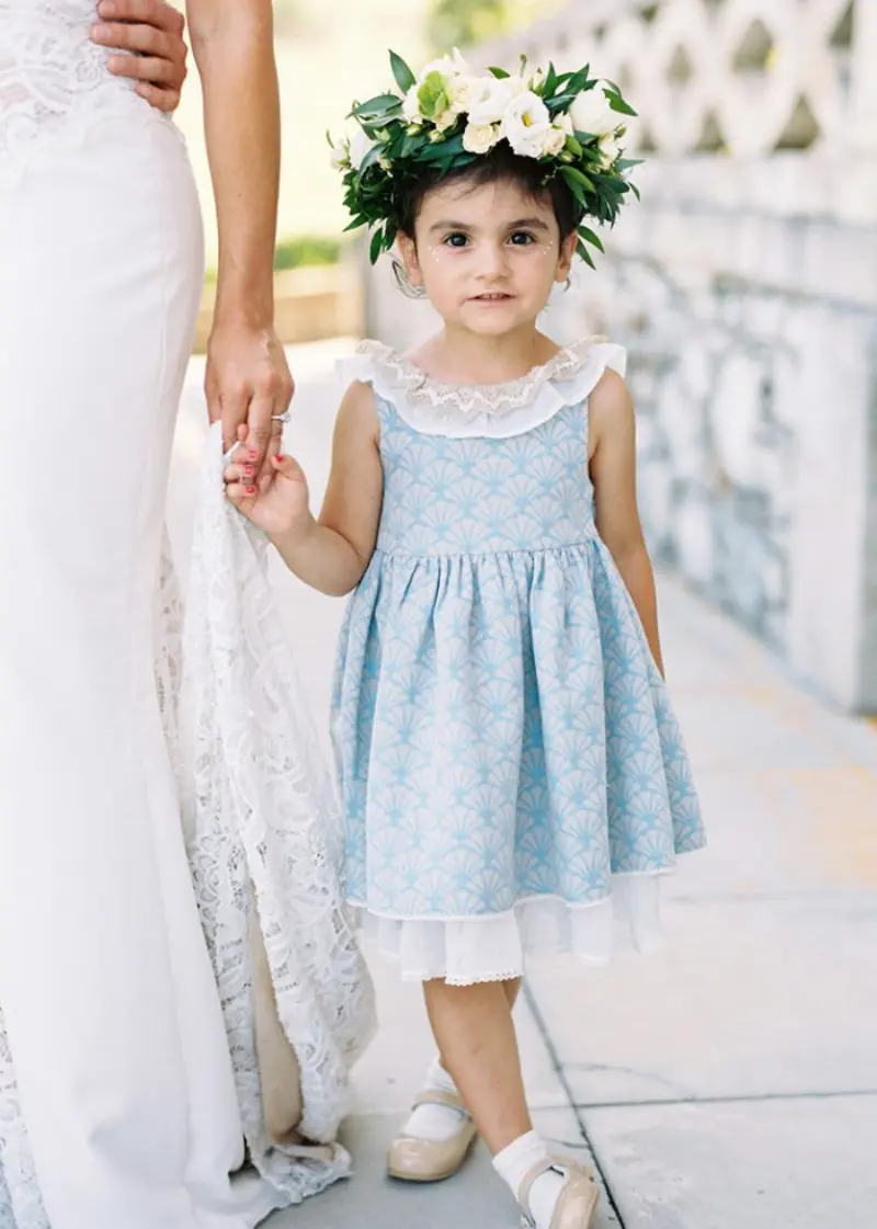  daminha de honra com vestido azul e coroa de flores
