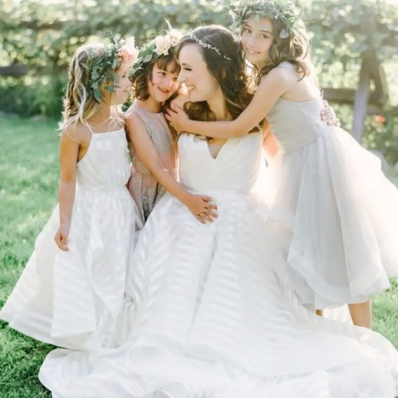 daminhas de honra abraçando a noiva