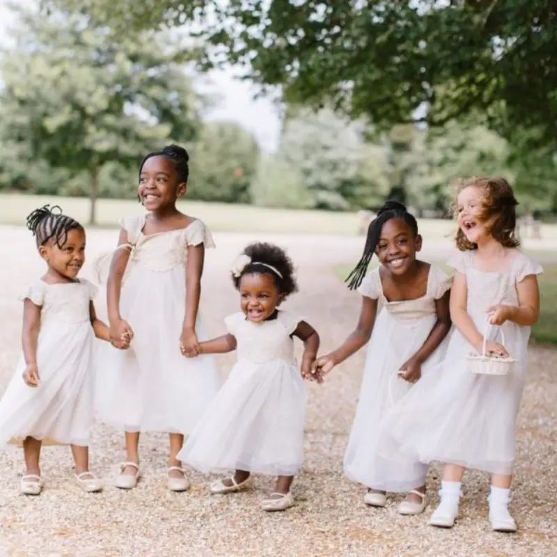 daminhas de honra se divertindo em casamento