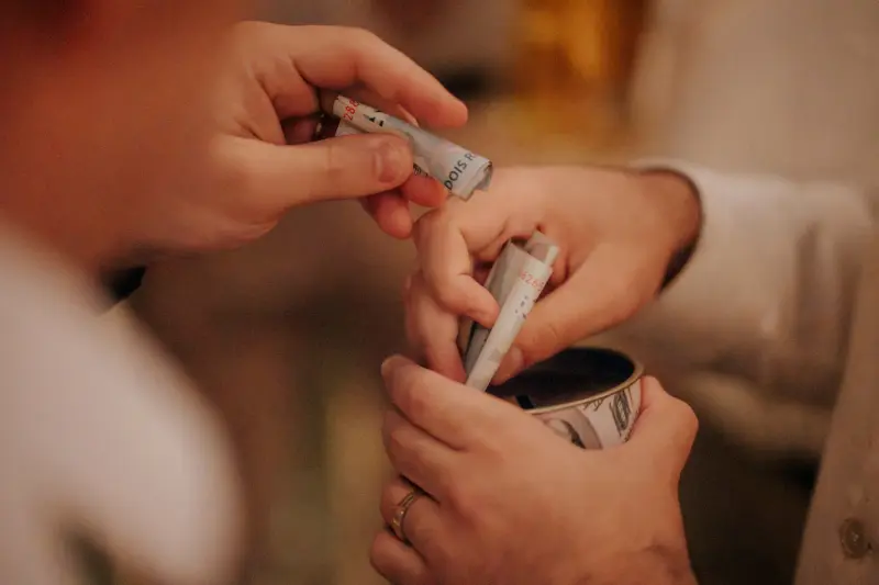 dinheiro da gravata do noivo sendo guardado